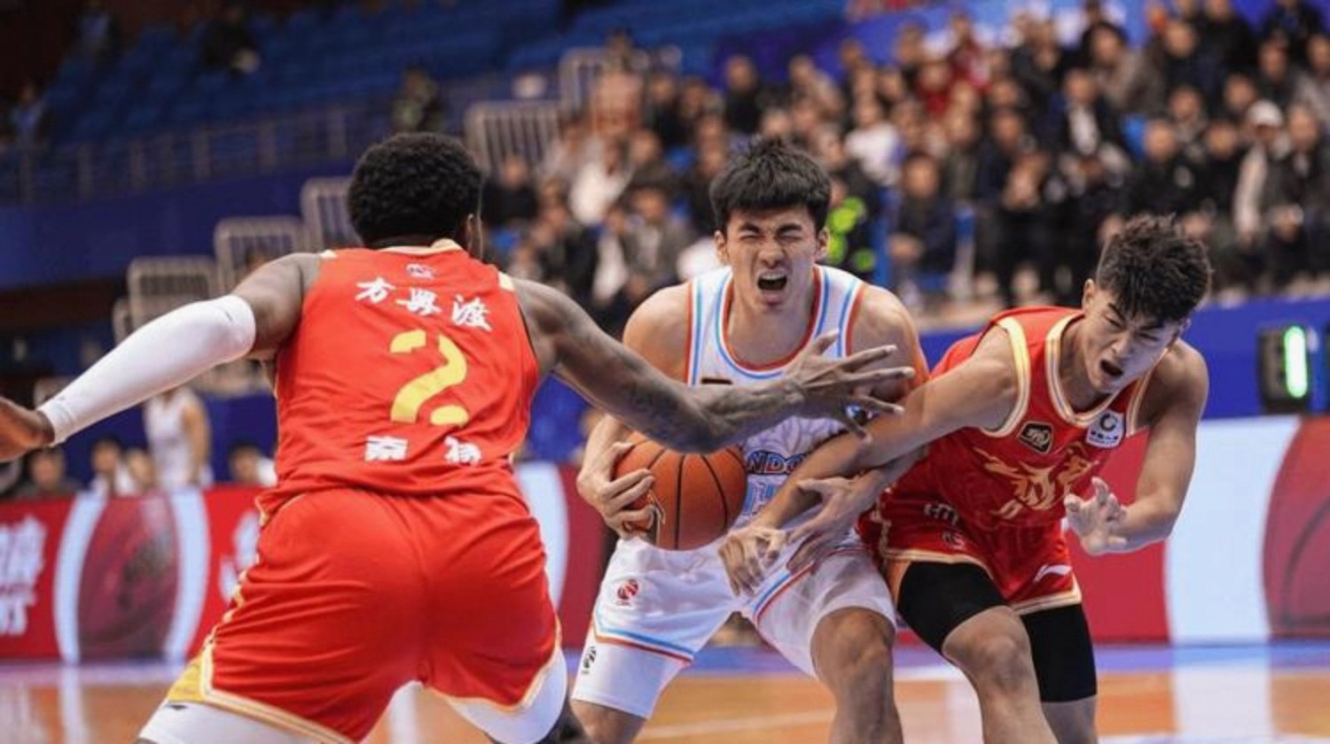 外援表现抢眼，助力球队力压对手(外援表现抢眼,助力球队力压对手怎么办)